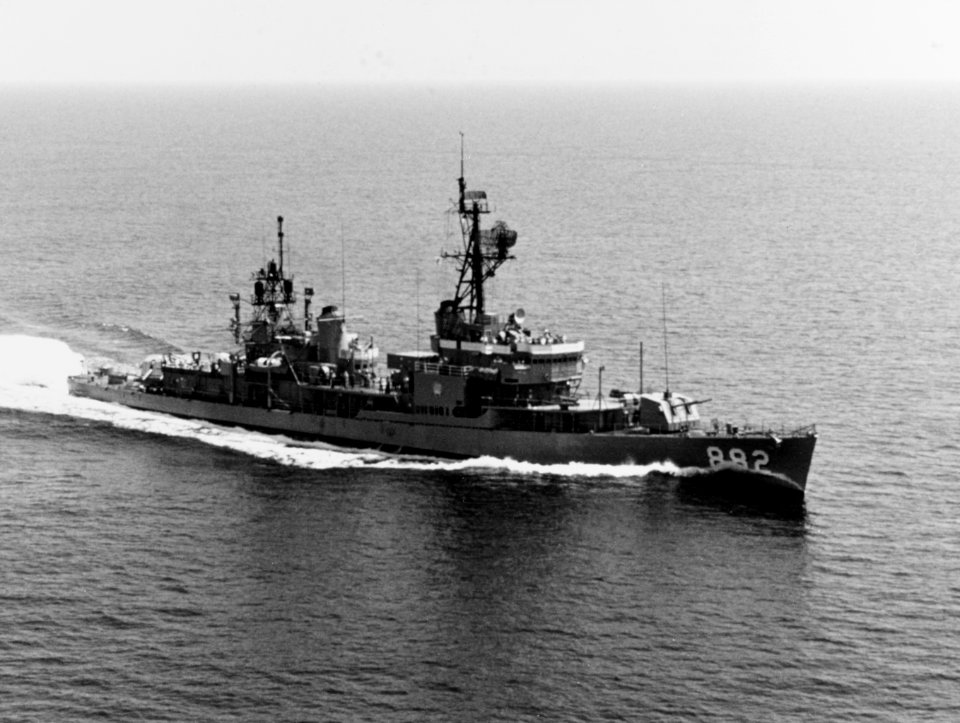 USS Furse (DD-882) underway in Chesapeake Bay on 5 June 1972 (K-94991)