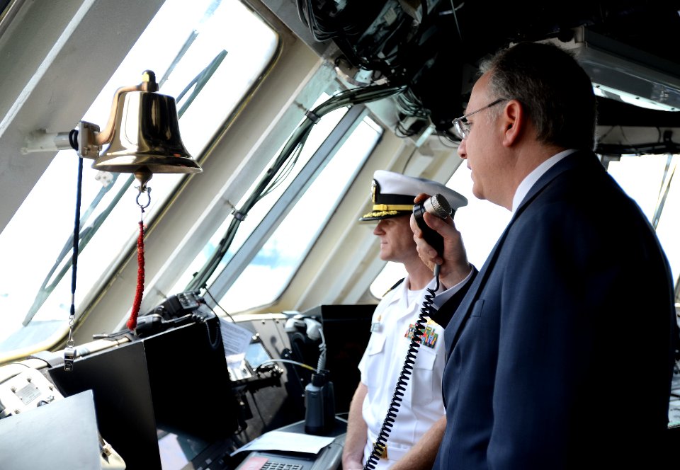 USS Freedom arrives in Singapore 130418-N-YU572-152