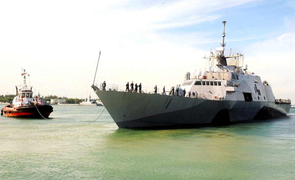USS Freedom departs Changi Naval Base. (9032625979)
