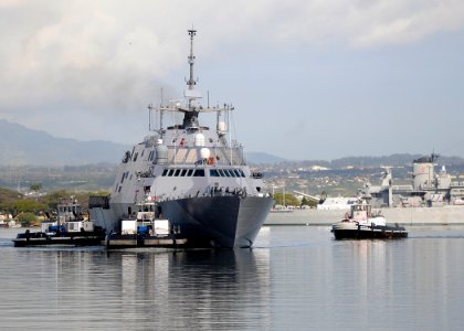 USS Freedom makes a port visit to Pearl Harbor. (8559255549)