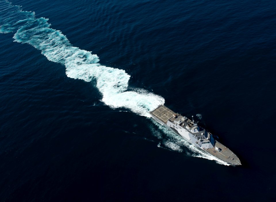 USS Freedom underway in the Pacific Ocean. (8510384628)