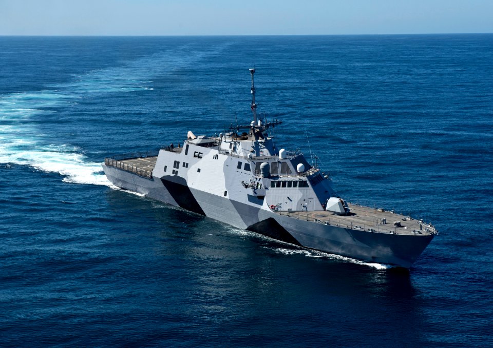 USS Freedom underway in the Pacific Ocean. (8509275101)
