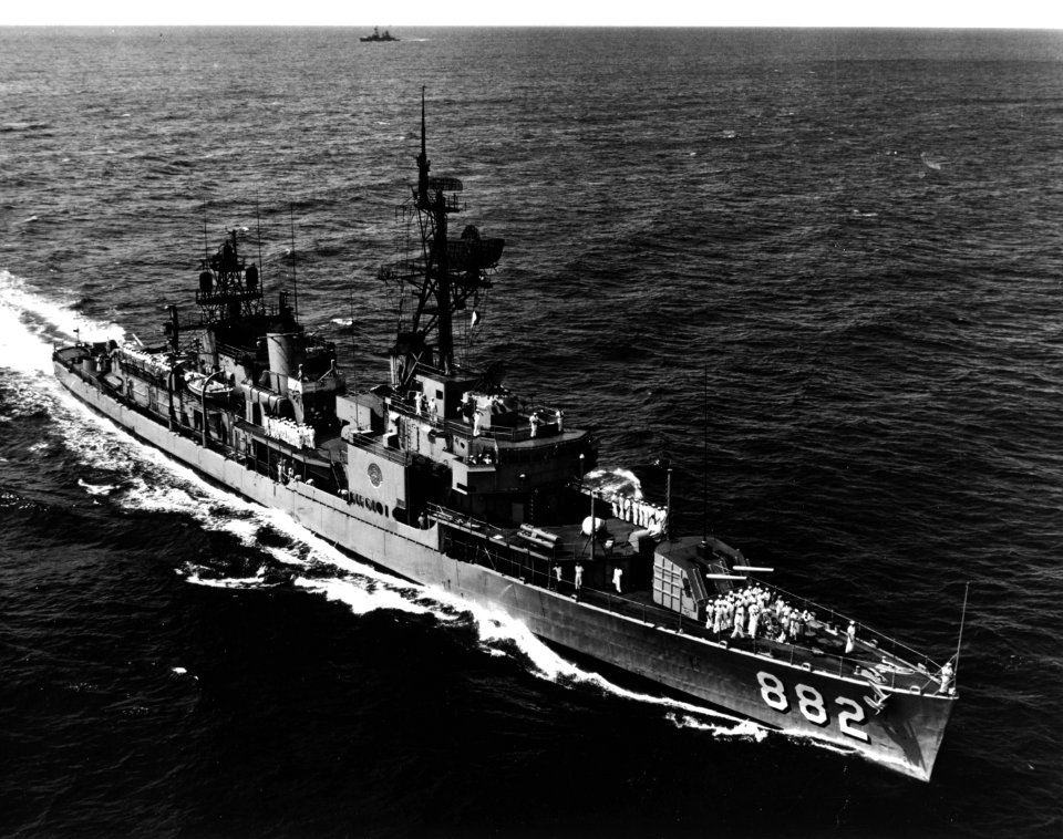 USS Furse (DD-882) underway off the coast of Oahu on 1 May 1968 (NH 106989)