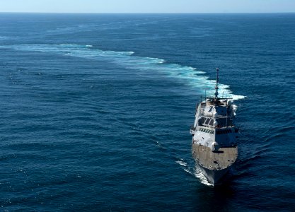 USS Freedom underway in the Pacific Ocean. (8510385018)