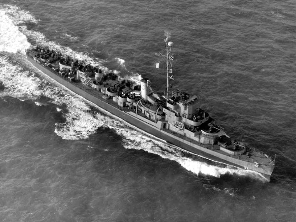 USS Foss (DE-59) underway at sea on 8 December 1944 (19-N-46534)