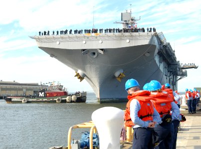 US Navy 061206-N-8933S-005 Line handlers prepare for the arrival of the multi-purpose, amphibious assault ship USS Iwo Jima (LHD 7)