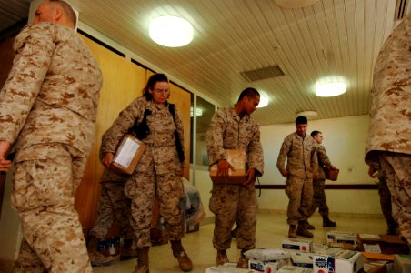 US Navy 061220-N-5758H-116 Sailors assigned to the 1st Medical Battalion, Camp Pendleton, search to find their mail during mail