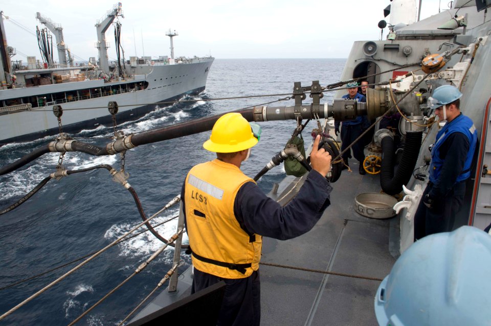 USS Fort Worth connects a fuel line during a replenishment-at-sea. (19353342453)