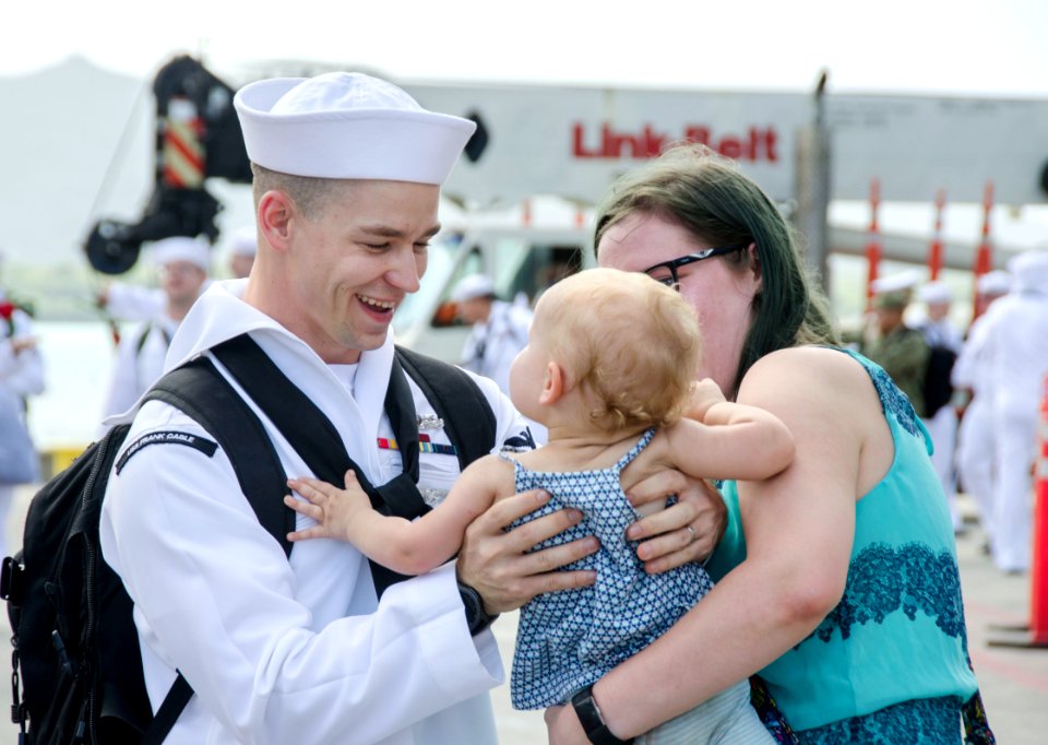 USS Frank Cable arrives in to Apra Harbor, Guam. (28079710689)