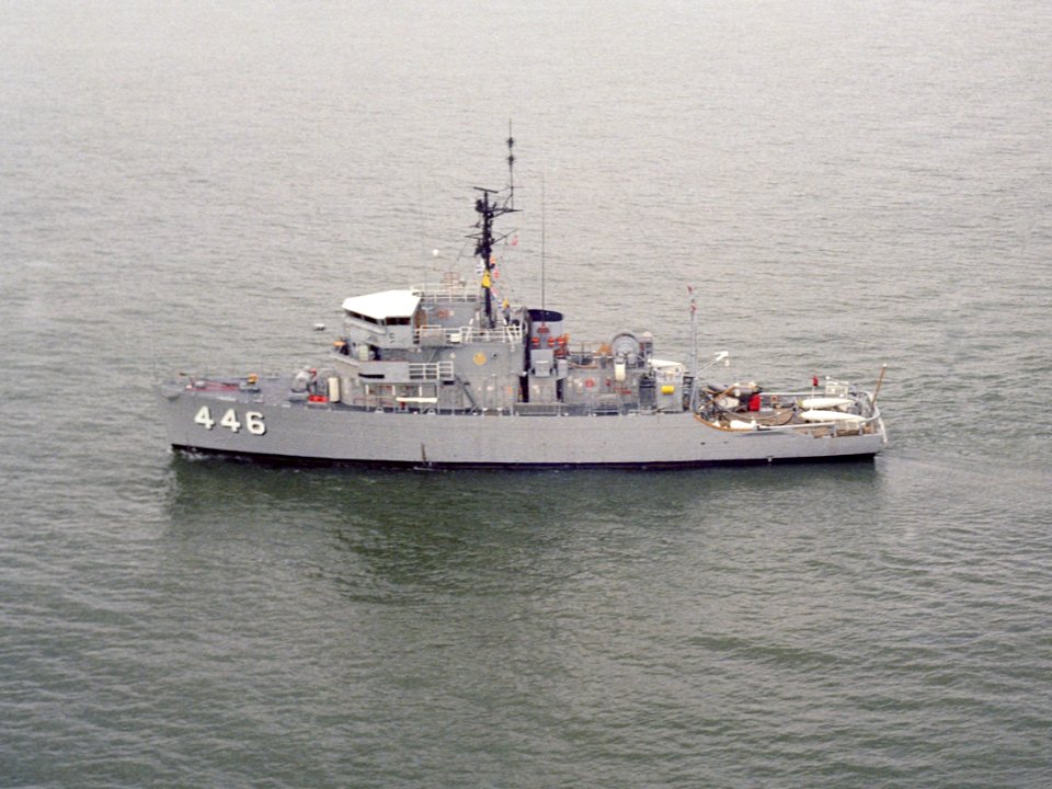 USS Fortify (MSO-446) underway in 1981
