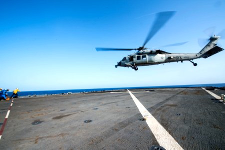 USS Fort McHenry (LSD 43) 150530-N-DQ840-110 (18334641642)