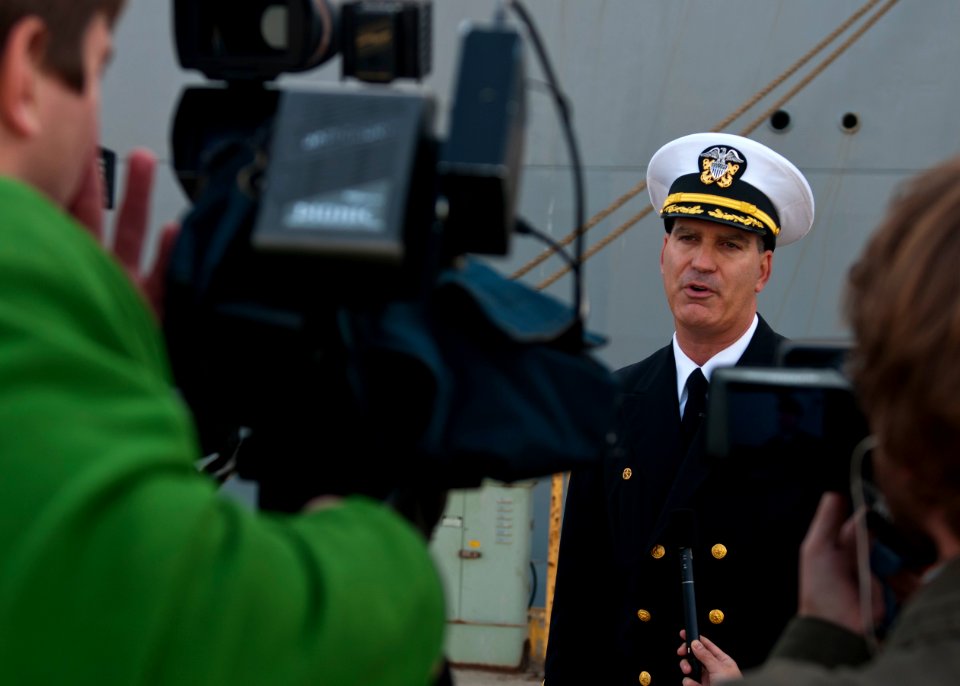 USS Fort McHenry homecoming 121130-N-FI736-086