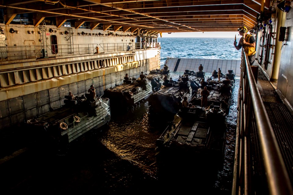 USS Fort McHenry action 150206-N-DQ840-146