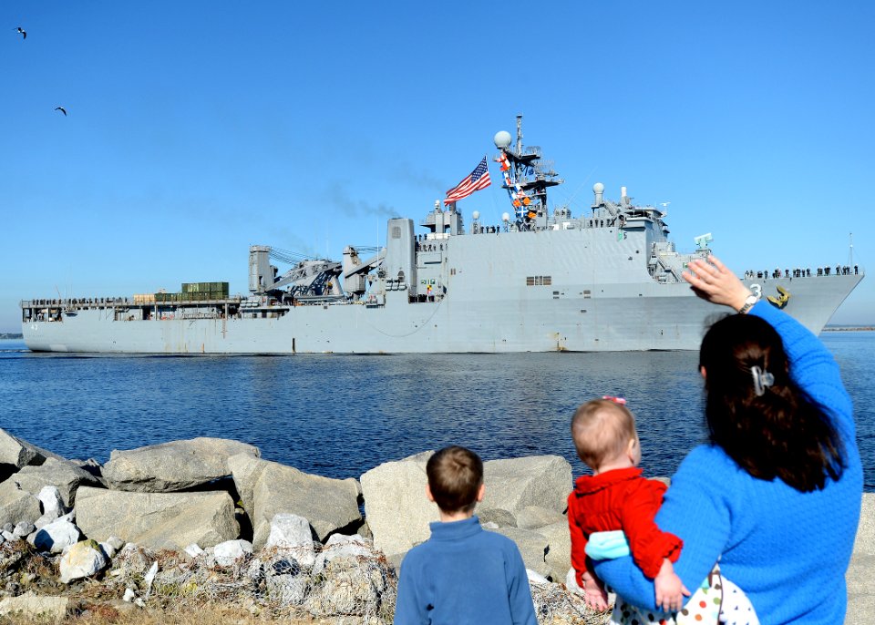 USS Fort McHenry deploys. (15842719658)