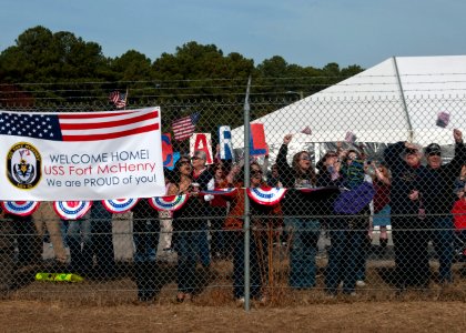 USS Fort McHenry homecoming 121130-N-FI736-043