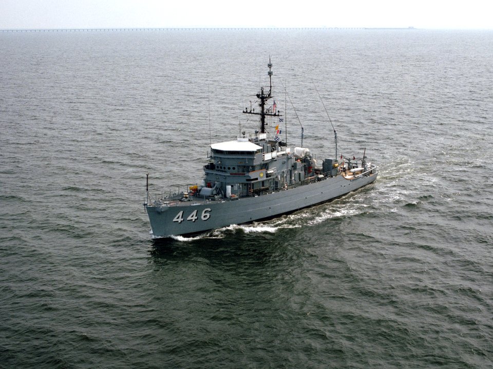 USS Fortify (MSO-446) underway in 1986