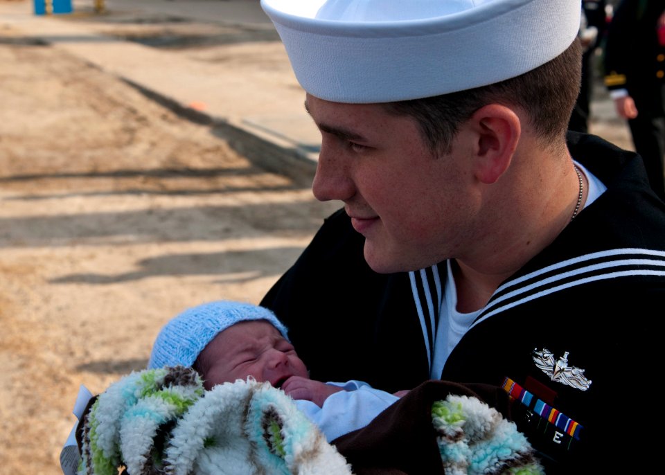 USS Fort McHenry homecoming 121130-N-FI736-107