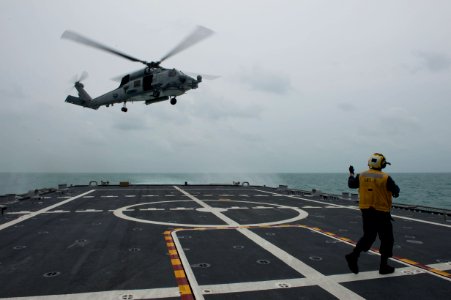 USS Fort Worth conducts helicopter search and recovery operations to locate missing AirAsia Flight QZ8501. (16029188228)