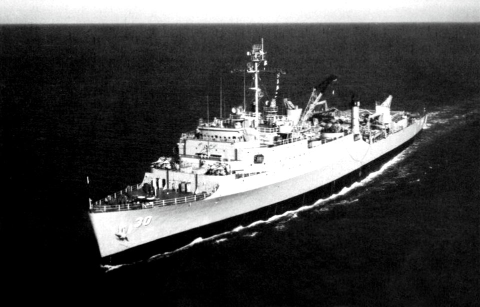USS Fort Snelling (LSD-30) underway at sea, in 1956
