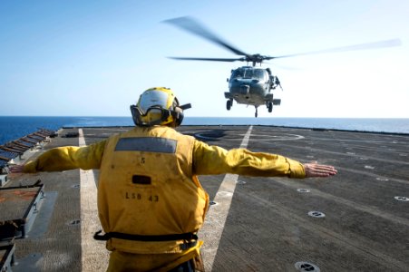 USS Fort McHenry (LSD 43) 150530-N-DQ840-041 (17716001334)