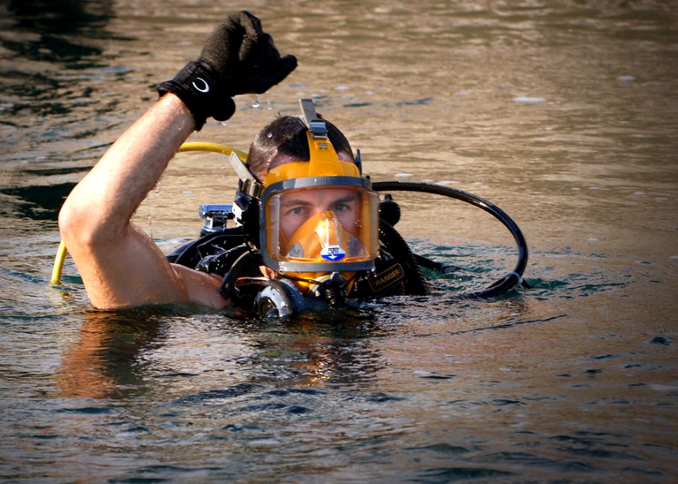 US Navy 070110-N-1328C-030 Navy Lt. Nels Peterson, from Yuma, Ariz., signals to his team after diving along Djibouti City piers