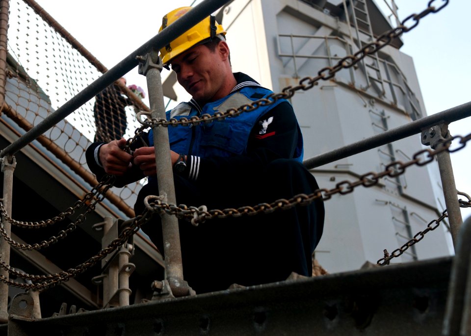 USS Fort McHenry homecoming 121130-N-FI736-064
