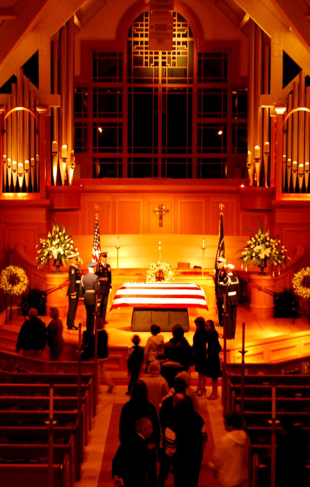US Navy 061229-F-5297K-009 Former President Gerald R. Ford lies in repose at St. Margaret's Episcopal Church in Palm Desert, Calif., Dec. 29, 2006