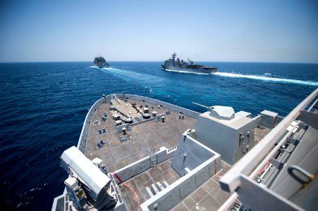 USS Fort McHenry (LSD 43) 150424-N-XG464-025 (17110355008)