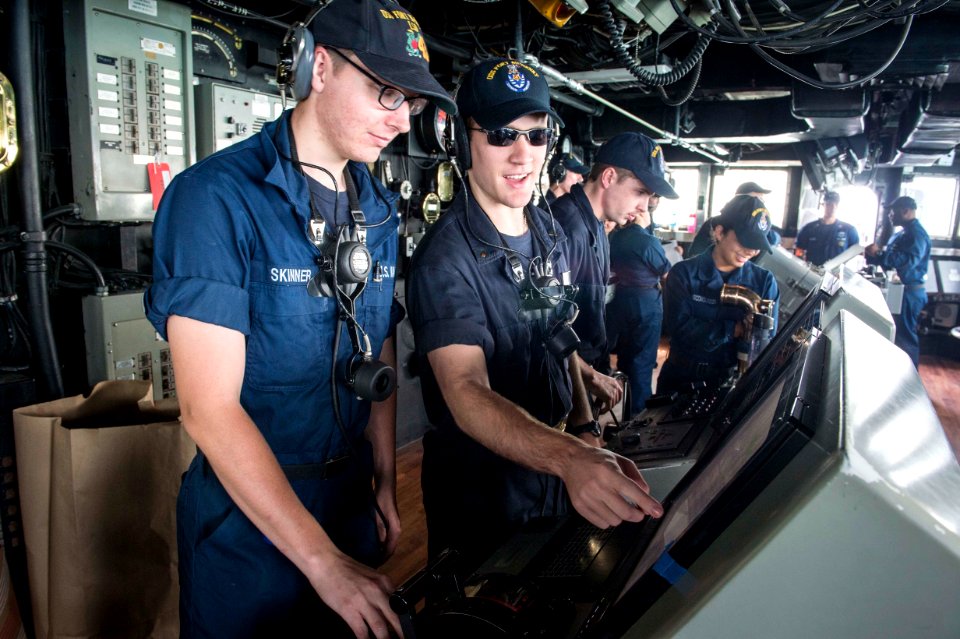 USS Fort McHenry operations 150310-N-DQ840-017
