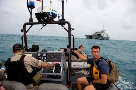 USS Fort Worth conducts search and recovery operations to locate missing AirAsia Flight QZ8501. (16029187808)