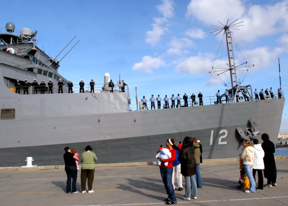 US Navy 070104-N-1713L-025 Sailors man the rails as their families watch the amphibious transport dock ship USS Shreveport (LPD 12) departs Naval Station Norfolk