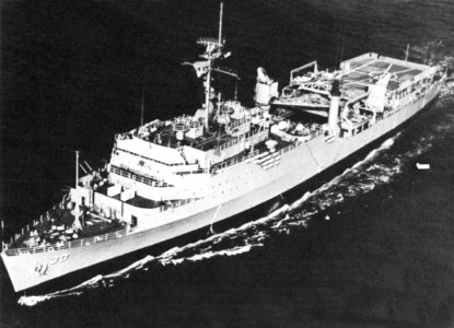USS Fort Snelling (LSD-30) underway at sea, in 1984