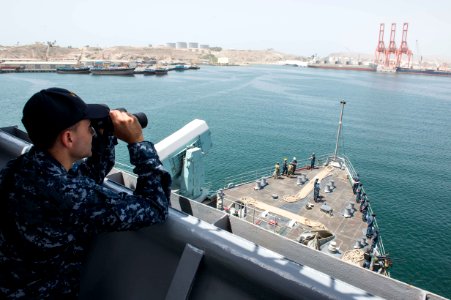 USS Fort McHenry (LSD 43) 150410-N-DQ840-027 (17085072830)