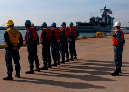 USS Fort McHenry homecoming 121130-N-FI736-016