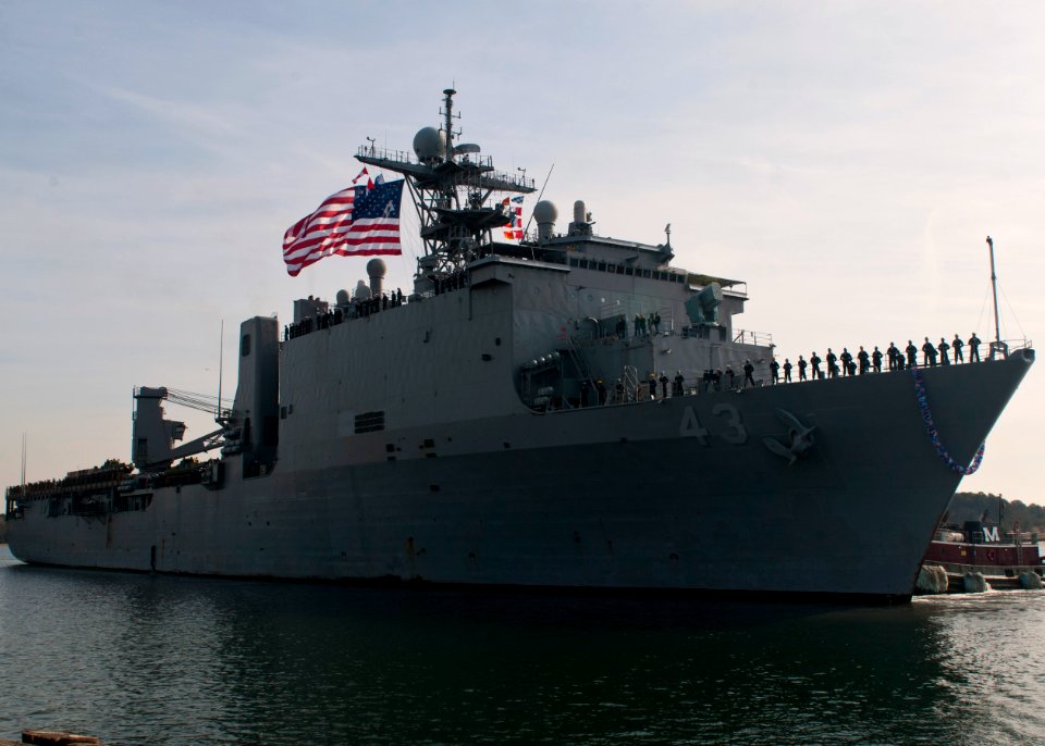 USS Fort McHenry homecoming 121130-N-FI736-029