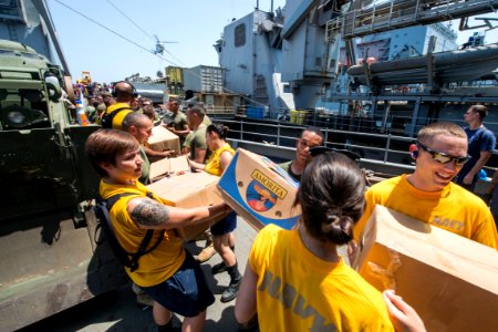 USS Fort McHenry (LSD 43) 150424-N-DQ840-046 (17298127425)