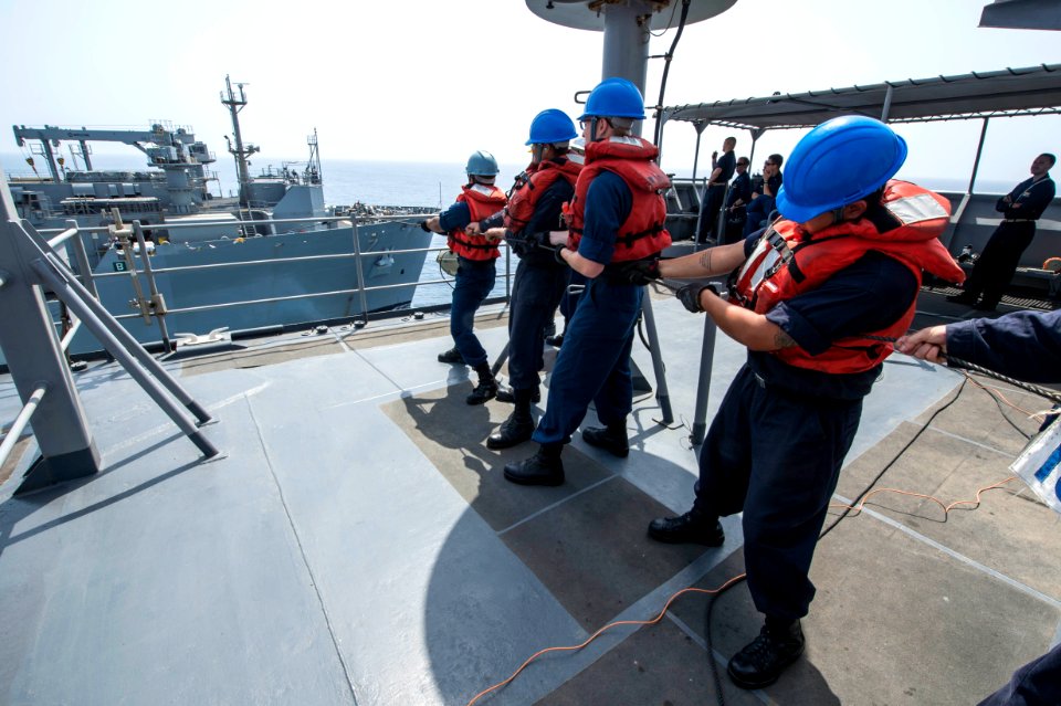 USS Fort McHenry (LSD 43) 150516-N-DQ840-010 (17624867089)