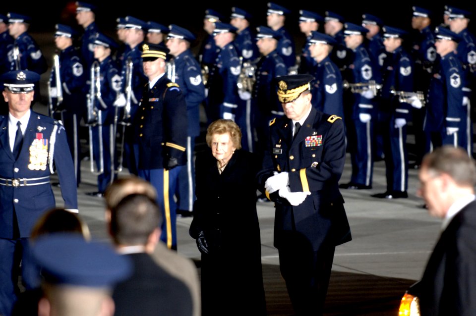 US Navy 061230-F-0194C-005 Former 1st lady Betty Ford arrives in Washington, DC
