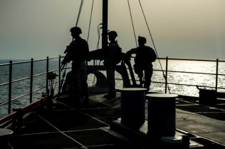 USS Fort McHenry (LSD 43) 150401-N-DQ840-006 (17272065041)