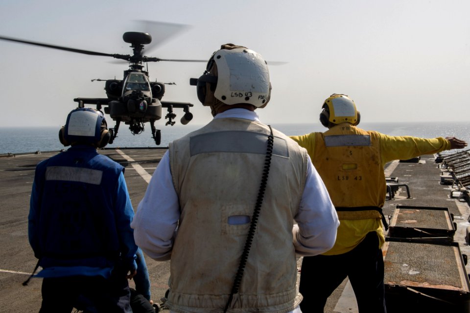 USS Fort McHenry (LSD 43) 150216-N-DQ840-256 (15937885963)