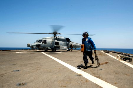 USS Fort McHenry (LSD 43) 150529-N-DQ840-031 (18185961559)