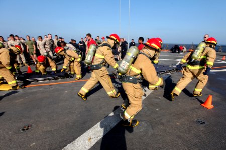USS Fort McHenry (LSD 43) 150227-M-AR522-104 (16747030716)