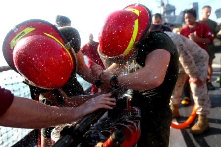 USS Fort McHenry (LSD 43) 150227-M-AR522-157 (16150589554)