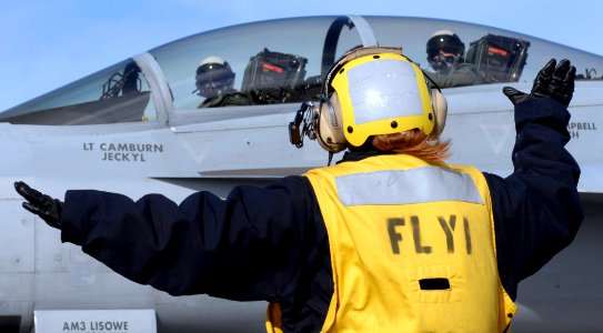 US Navy 070115-N-5345W-063 An aviation boatswain's mate communicates with the pilots of an F-A-18F Super Hornet assigned to the Red Rippers of Strike Fighter Squadron One One (VFA-11)
