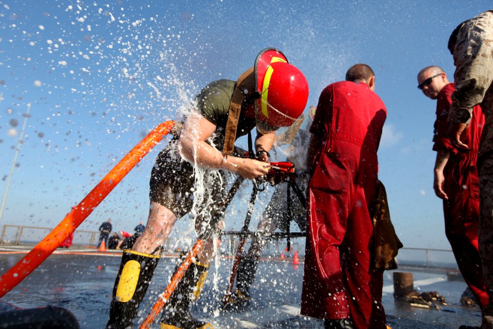 USS Fort McHenry (LSD 43) 150227-M-AR522-138 (16747027426)
