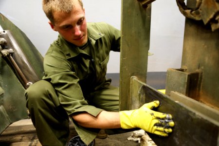 USS Fort McHenry (LSD 43) 150303-M-AR522-049 (16772518271)