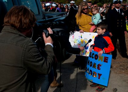 USS Fort McHenry homecoming 121130-N-FI736-061