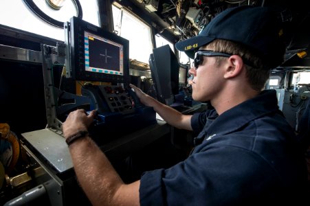 USS Fort McHenry (LSD 43) 150529-N-DQ840-077 (18372111375)
