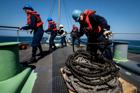 USS Fort McHenry (LSD 43) 150226-N-DQ840-394 (16525152299)