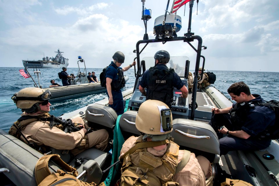 USS Fort McHenry (LSD 43) 150115-N-DQ840-007 (16290457601)